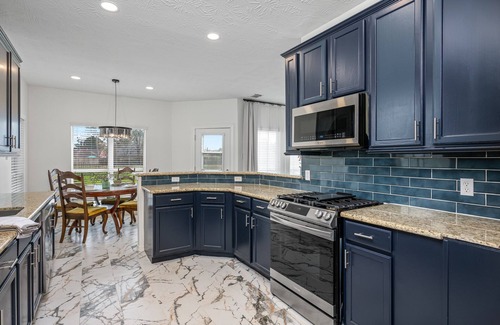 Klein Casa | 4BR Furnished Lakeside Welcomes 31+ Day Stays!