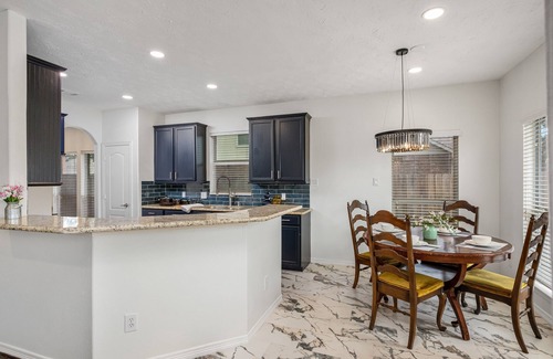 Klein Casa | 4BR Furnished Lakeside Welcomes 31+ Day Stays!