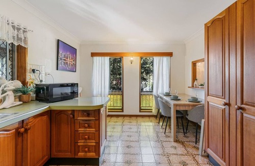 Sunnybank Casa | 4BR Garden Patio Retreat Near Food Shops & Transit