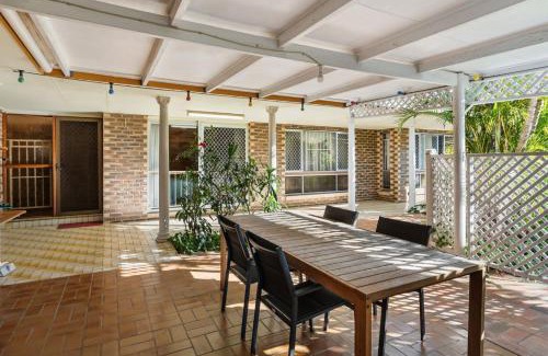 Sunnybank Casa | 4BR Garden Patio Retreat Near Food Shops and Transit