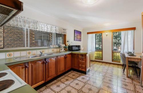 Sunnybank Casa | 4BR Garden Patio Retreat Near Food Shops and Transit