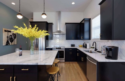 Downtown Nashville Casa | 4BR Getaway for 12 w/Balcony, Mins to Broadway!