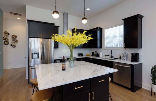 Downtown Nashville Casa | 4BR Getaway for 12 w/Balcony, Mins to Broadway!