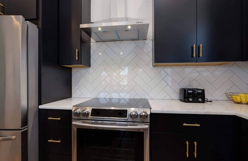 Downtown Nashville Casa | 4BR Getaway for 12 w/Balcony, Mins to Broadway!