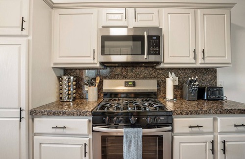University Hills and Windsor Park Casa | 4BR Heated Pool & Theater for Group, ACL/F1, Min to DT, UT, and Moody Center
