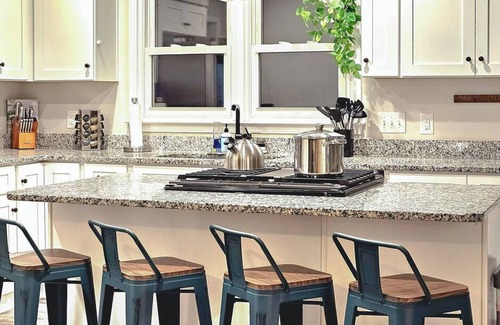 High Point Casa | 2 King beds+more, easy to HPU, Furniture Mkt, GSO/W-Salem