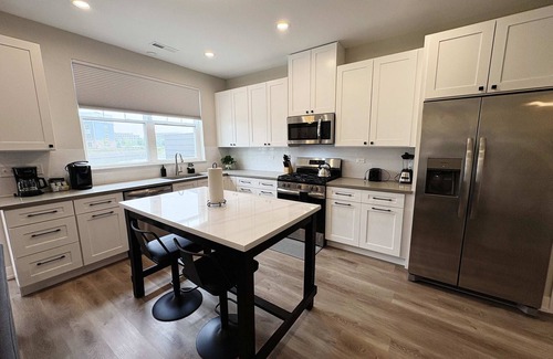Warrenville Apartamento | 4BR Home – Well-Furnished, Garage Included