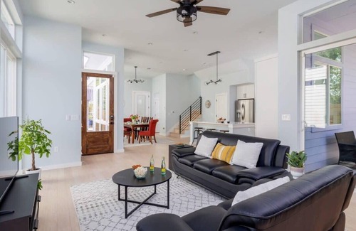 Govalle Casa | 4BR, King Beds, Free Parking, East Side | Eastview