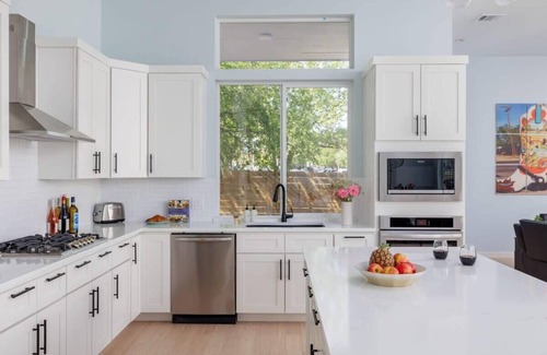 Govalle Casa | 4BR, King Beds, Free Parking, East Side | Eastview