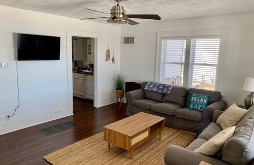 Ashville Casa | Lakeside Retreat 4BR House |Kayak Adventure