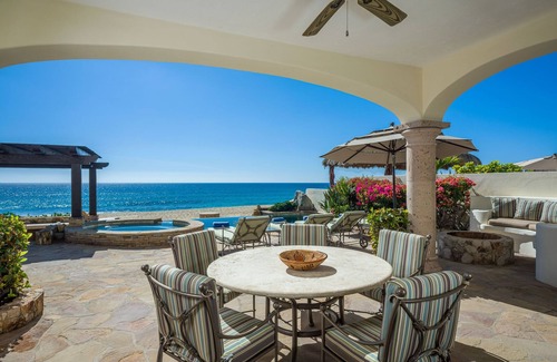 Buzzards Villa | 4BR Luxury Beachfront Home on Swimmable Beach