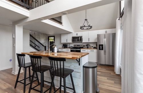 Luray Cabaña | 4BR! Mountain View! Hot Tub! Fire Pit. Games. King beds. Sleep 8! Near SNP.