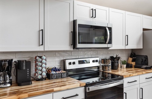 Luray Cabaña | 4BR! Mountain View! Hot Tub! Fire Pit. Games. King beds. Sleep 8! Near SNP.