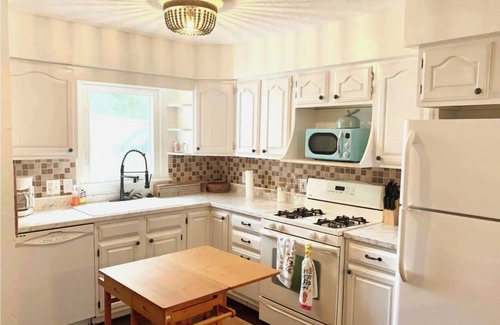 Cuyahoga Falls Casa | 4BR Near CVNP,Sleeps 10,Cuyahoga Falls,Pets Ok