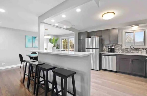 Fox Valley Casa | 4BR Near Woodfield Mall & Metra | LCP Collection