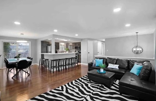 Fox Valley Casa | 4BR Near Woodfield Mall & Metra | LCP Collection