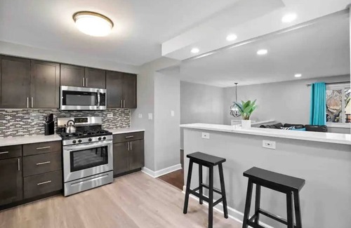 Fox Valley Casa | 4BR Near Woodfield Mall & Metra | LCP Collection