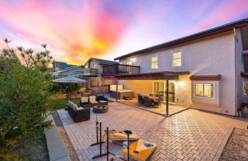 Bonita Apartamento | 4BR Oasis with Spa in Bay Terraces