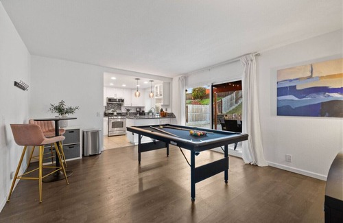 Bonita Apartamento | 4BR Oasis with Spa in Bay Terraces