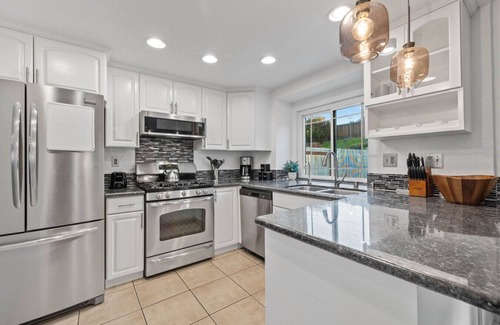 Bonita Apartamento | 4BR Oasis with Spa in Bay Terraces
