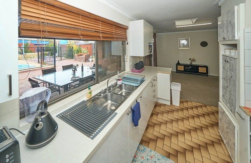 Girrawheen Casa | 4BR Pool House Close to Shops