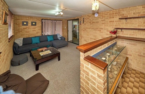 Girrawheen Casa | 4BR Pool House Close to Shops