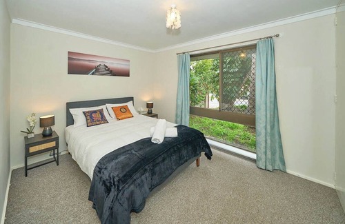 Girrawheen Casa | 4BR Pool House Close to Shops