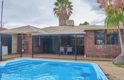 Girrawheen Casa | 4BR Pool House Close to Shops
