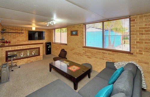 Girrawheen Casa | 4BR Pool House Close to Shops