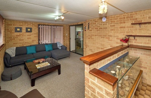 Girrawheen Casa | 4BR Pool House Close to Shops