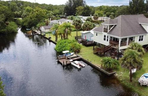 Hudson Casa | 4BR Private Dock, Warm Spring Canal, Kayaks, Canoe