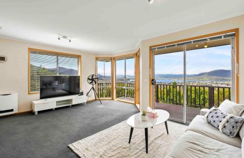 West Moonah Casa | 4BR Retreat with Stunning Derwent River Panorama