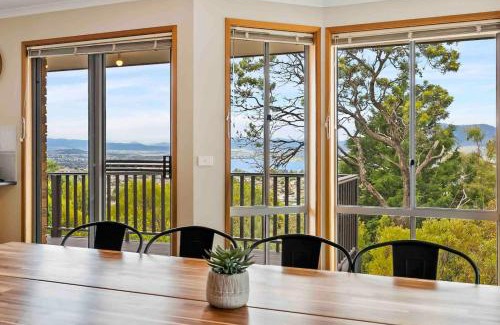 West Moonah Casa | 4BR Retreat with Stunning Derwent River Panorama