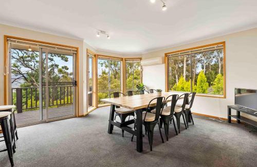 West Moonah Casa | 4BR Retreat with Stunning Derwent River Panorama