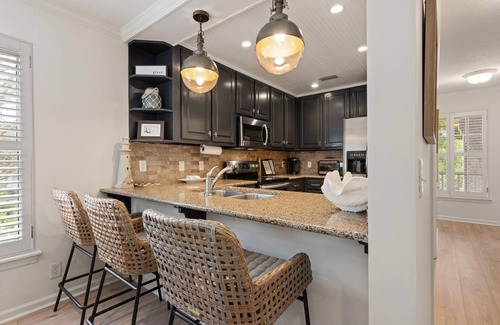 Demere Park Condominio | 4BR Townhome near Village and Beaches