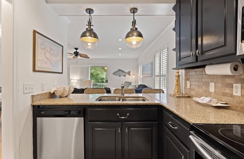 Demere Park Condominio | 4BR Townhome near Village and Beaches