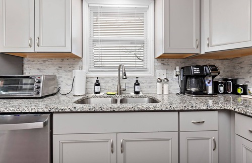 Lenexa Casa | Relaxing Townhome in OP|4BR all KING beds