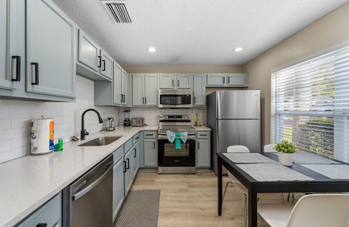 Lake Berkley Casa | 4BR w/ Heated Pool near Disney & Lake - Sleeps 10!