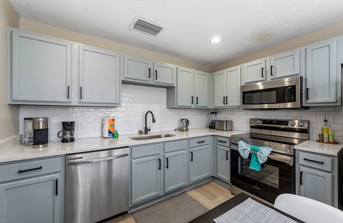 Lake Berkley Casa | 4BR w/ Heated Pool near Disney & Lake - Sleeps 10!