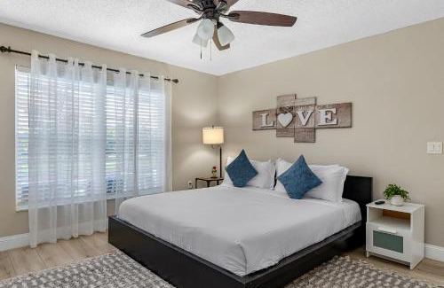 Lake Berkley Casa | 4BR w Heated Pool near Disney & Lake - Sleeps 10