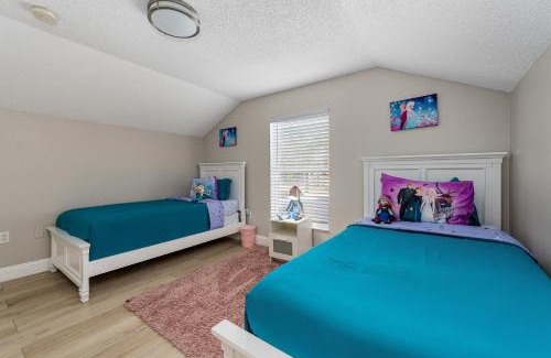 Lake Berkley Casa | 4BR w Heated Pool near Disney & Lake - Sleeps 10