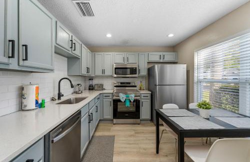 Lake Berkley Casa | 4BR w Heated Pool near Disney & Lake - Sleeps 10
