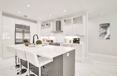Colee Hammock Casa | 4BR w htd Pool Walk to Las Olas 5mins to Beach