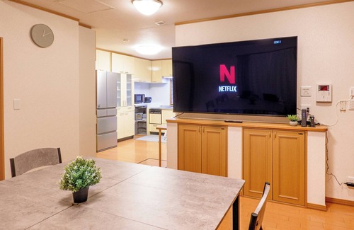 Asahikawa Casa | 4LDK, air conditioning in all bedrooms, maximum 17 people, easy access to Furano and Biei, 3 parking spaces, covered parking, jet bath and separate shower, 75" TV