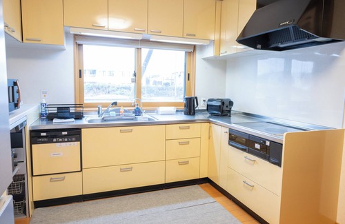 Asahikawa Casa | 4LDK, air conditioning in all bedrooms, maximum 17 people, easy access to Furano and Biei, 3 parking spaces, covered parking, jet bath and separate shower, 75" TV