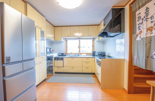 Asahikawa Casa | 4LDK, air conditioning in all bedrooms, maximum 17 people, easy access to Furano and Biei, 3 parking spaces, covered parking, jet bath and separate shower, 75" TV