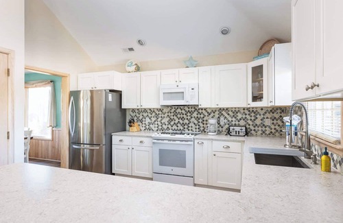 Currituck County Casa | 4min Walk to Beach with Resort Pool, Gym, Hot Tub