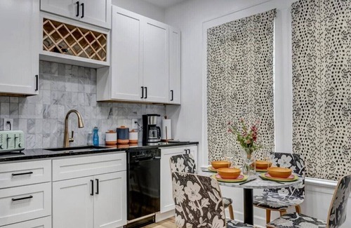 Urban Core Apartamento | 4x Adorable Side by Side Apts - Sleeps 18!