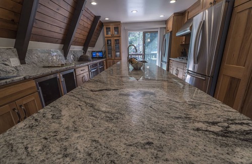 Donner Lake Woods Chalet De Esquí | Casa de playa remodelada - Duerme 14-22 - 4 camas, 5 BA + 2 habitaciones adicionales Mascotas Ok Bañera de hidromasaje