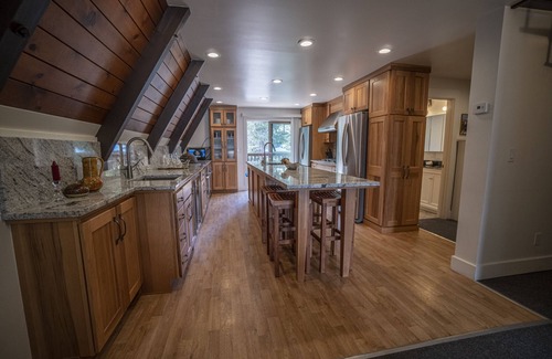 Donner Lake Woods Chalet De Esquí | Casa de playa remodelada - Duerme 14-22 - 4 camas, 5 BA + 2 habitaciones adicionales Mascotas Ok Bañera de hidromasaje
